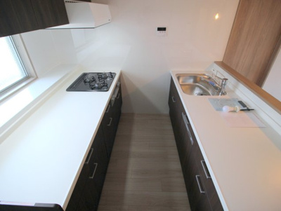 【キッチン】 | レオ高槻 | キッチンになります。
リビングダイニングから少し高さが上がっておりますので
全体を見渡せるようになっております♪