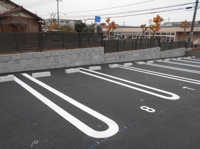 エンブレムの駐車場