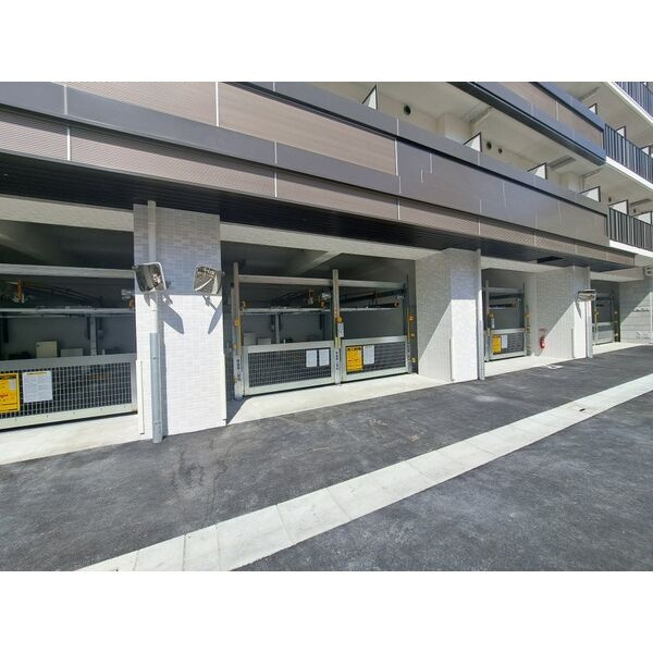 スプランディッド十三本町の駐車場