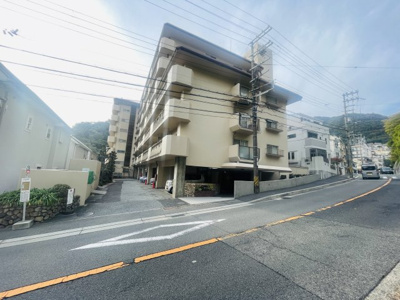 【外観】 | 第二ハイツ六甲 | バス停すぐ近くの好立地。