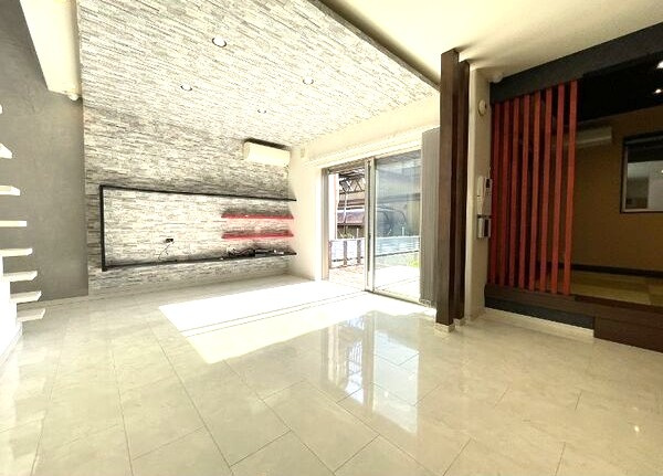 港区知多二丁目戸建の居間・リビング