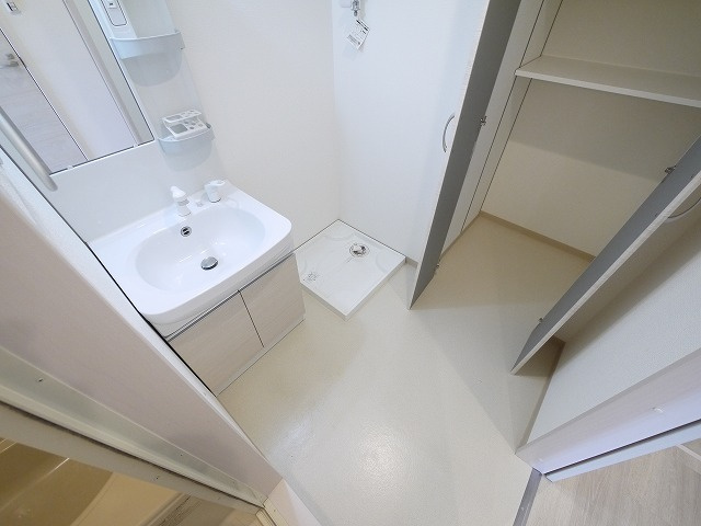 T・Kビル西大寺　NORTHの洗面所|独立洗面化粧台が付いています