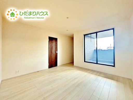 【寝室】 | 那珂市瓜連4期　新築戸建　 | バルコニーに面していて、たっぷり光りの入る明るい主寝室です！