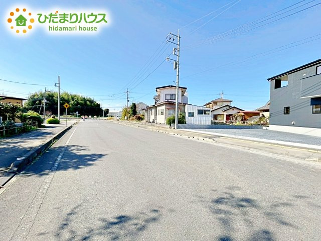 【前面道路含む現地写真】 | 那珂市瓜連4期　新築戸建　 | 閑静な住宅地なので、静かな環境で暮らしやすいですね。