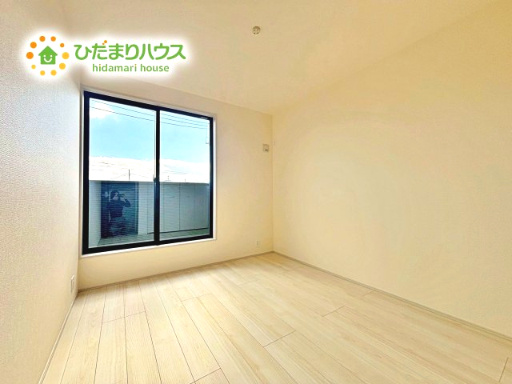 【洋室】 | 那珂市瓜連4期　新築戸建　 | 白い壁の洋室は、太陽の光だけでも十分明るく感じられますね