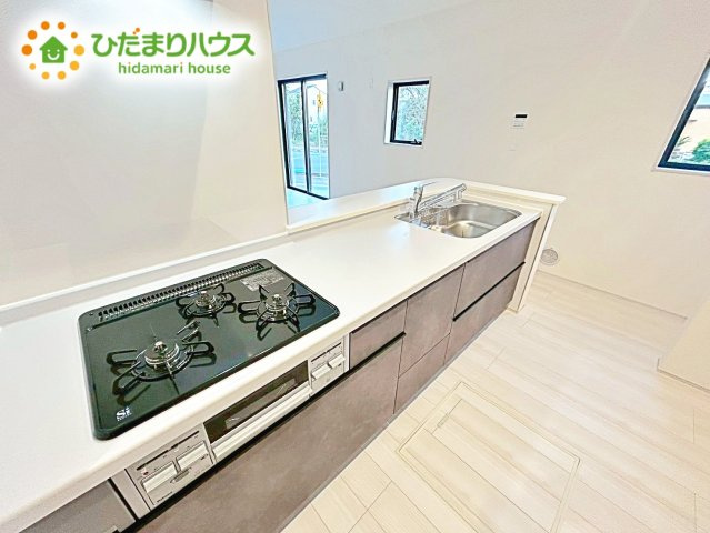【キッチン】 | 那珂市瓜連4期　新築戸建　 | 3口コンロが嬉しいシステムキッチン♪広いシンクや作業台でお料理が捗ります♪