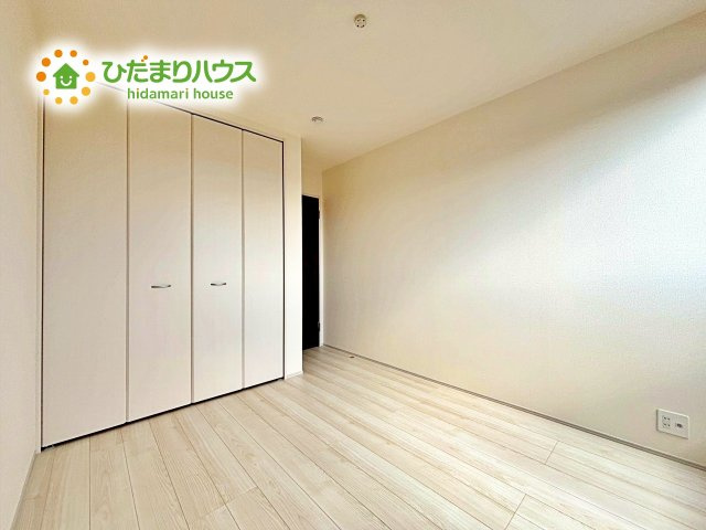 【洋室】 | 那珂市瓜連4期　新築戸建　 | 室内には収納スペースもあり、衣類や小物類をたっぷり収納可能。お部屋をより広くお使いいただけます。