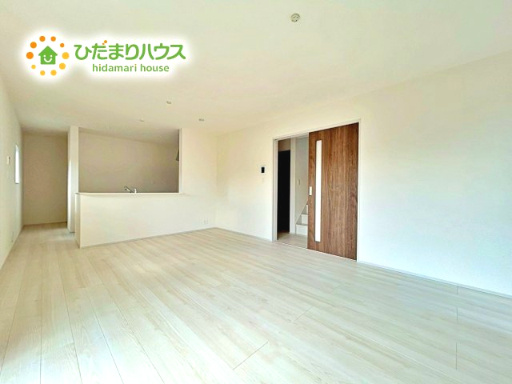 【居間・リビング】 | 那珂市瓜連4期　新築戸建　 | 開放感あるLDKを確保！家族が集まるリビングはゆったり過ごしリフレッシュする場として居心地の良い空間にしたいですね。