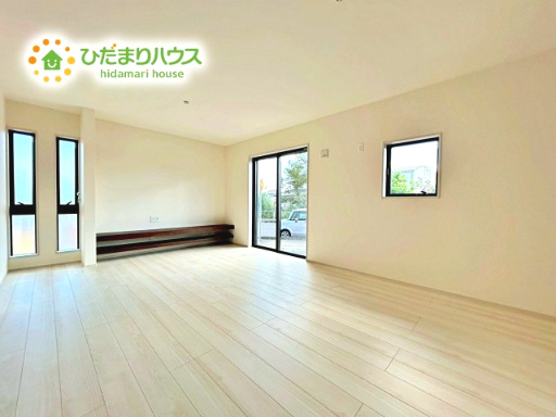 【居間・リビング】 | 那珂市瓜連4期　新築戸建　 | 家族との大切な時間を多く過ごすリビング。ゆったりとした広さのある空間で会話も弾みます♪大きい窓からは明るい日差しが差し込みます。居心地の良いリビングでおうち時間を楽しんで！