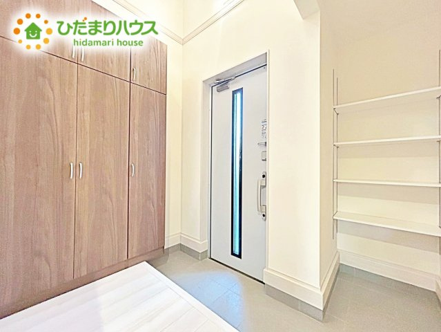 【玄関】 | 那珂市瓜連4期　新築戸建　 | 靴で溢れかえっていた玄関も、大きなシューズボックスと、玄関横のクロークでスッキリ解決！玄関は「その家の顔」とお考えの方にオススメの広さです。