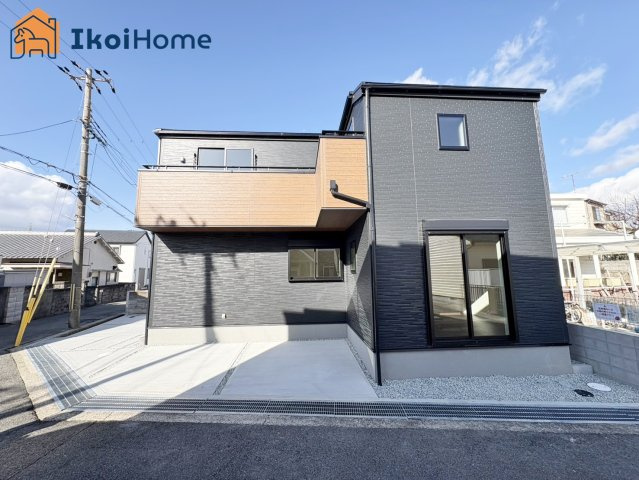 神戸市西区持子1丁目3期　新築戸建の駐車場|【ホームページに現地動画掲載中】●年中無休：当日予約可●お洒落な外観で南向きで陽当り良好！
