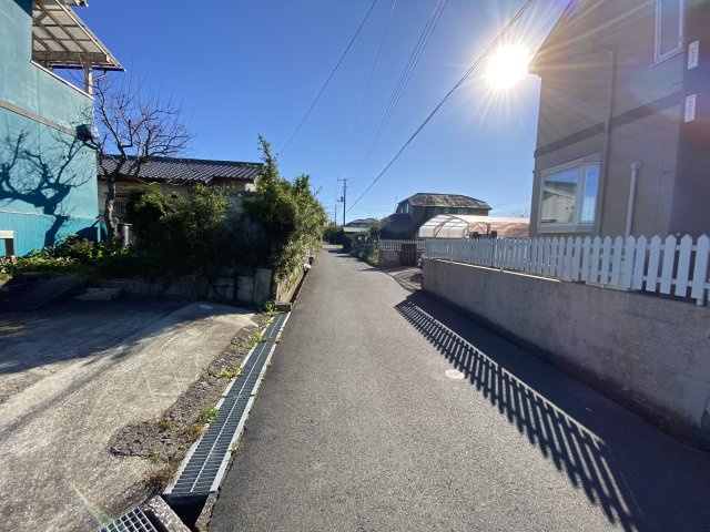 長生郡睦沢町上市場256中古戸建ての前面道路含む現地写真