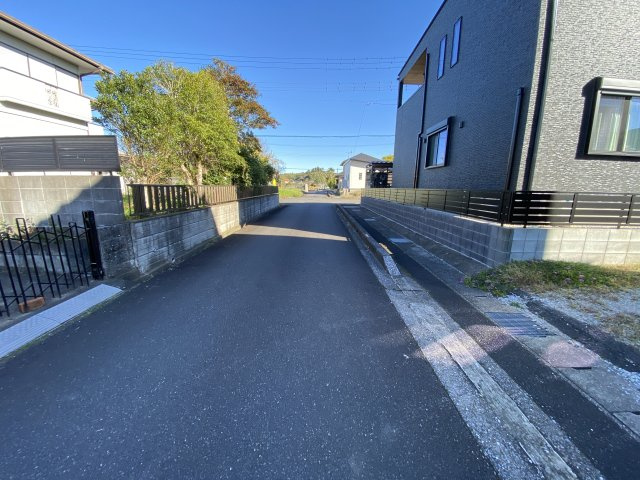 長生郡睦沢町上市場256中古戸建ての前面道路含む現地写真