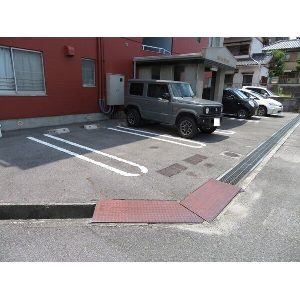 リバーサイドマンションの駐車場