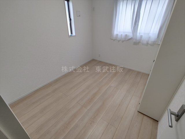 【洋室】 | 吉見町東野第２１　全１棟 | 洋室5.2帖、個人の部屋や寝室として使える洋室です