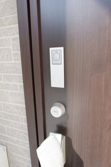 【防犯設備】 | 【仲介手数料無料！！】府中市日新町3丁目　新築戸建て（全9棟）D号棟　5250万円 | 玄関カードキー対応