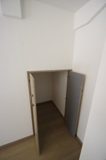 【収納】 | 【仲介手数料無料！！】府中市日新町3丁目　新築戸建て（全9棟）D号棟　5250万円 | 階段下収納