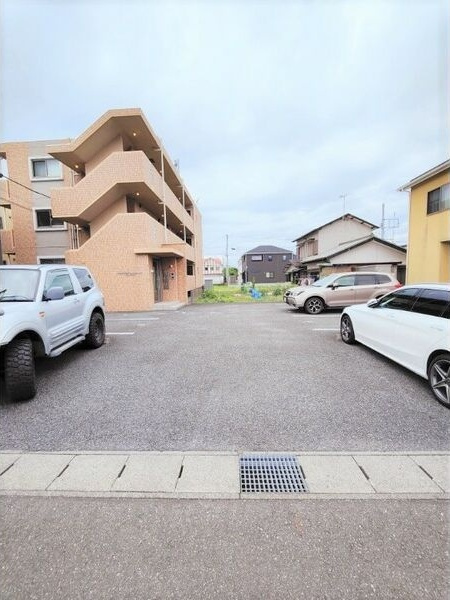 ラポール今沢の駐車場