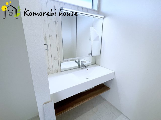 上尾市瓦葺　2期　新築一戸建て　ブルーミングガーデン　01の独立洗面台|朝の身支度には欠かせない独立洗面化粧台