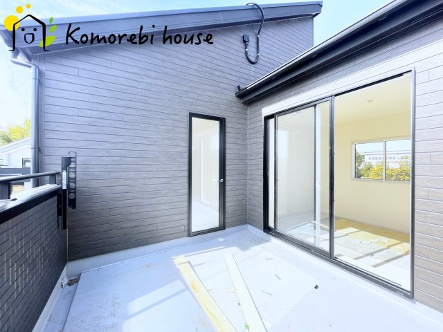 上尾市瓦葺　2期　新築一戸建て　ブルーミングガーデン　01のバルコニー|お洗濯にも便利なバルコニー付き