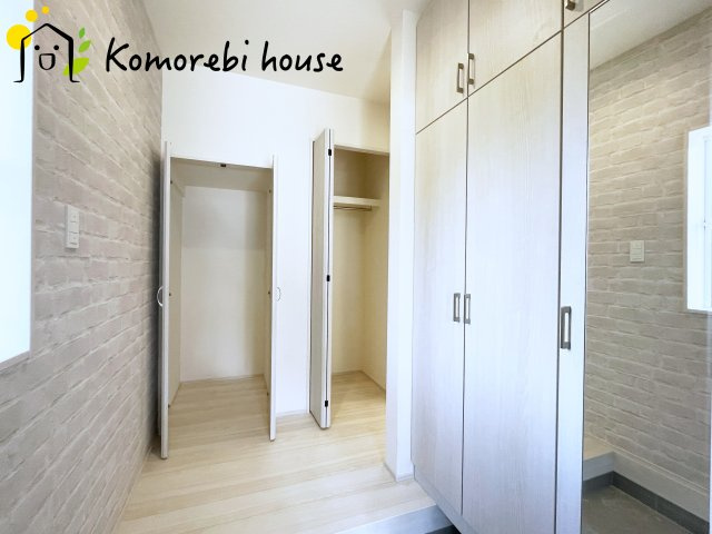 上尾市瓦葺　2期　新築一戸建て　ブルーミングガーデン　01の玄関|収納もある玄関です