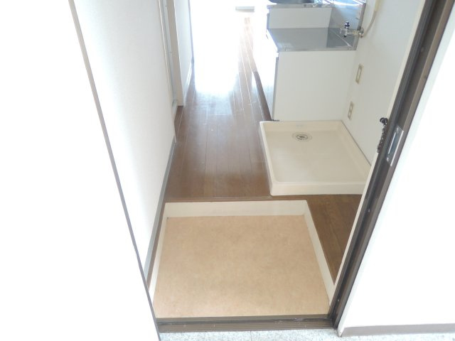 ドエル国立の玄関|※別部屋の写真です