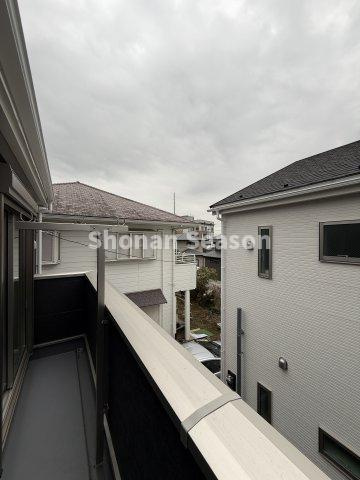 【バルコニー】 | 心地の良い陽光溢れる南向きバルコニーは洗濯物やお布団が干す事ができ、気持ちよく乾くのが嬉しいですね。