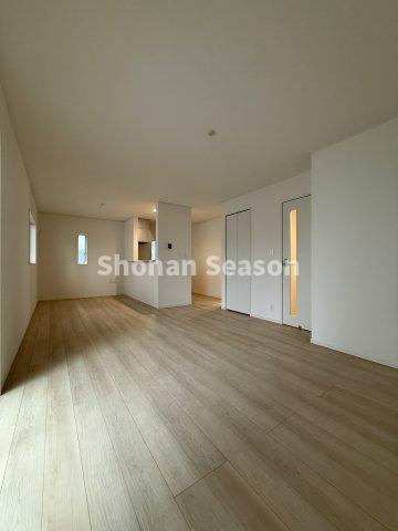 【居間・リビング】 | 家族が集まるリビングは、有意義な時間が過ごせる18.5帖の大空間◎
大型家具・家電を置いてもスペースにゆとりがございます♪