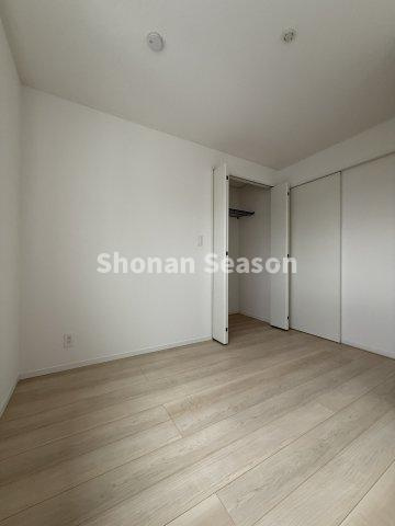 【洋室】 | インテリアに統一感生まれる全室フローリング！
全室２面採光で風通りも良好ですよ♪