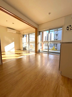 成晃マンションの居間・リビング|こちらの居間で趣味の時間をお楽しみください