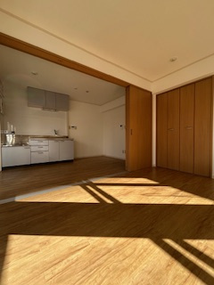 成晃マンションの洋室|落ち着いた色調の洋室です