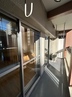 成晃マンションのバルコニー|お洗濯にも便利なバルコニー付き