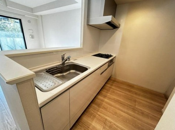 【中古マンション】パレステージ本川越のキッチン|対面式のシステムキッチンでお料理をしながらリビングを見渡せます☆