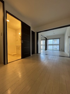 成晃マンションの居間・リビング|こちらの居間で趣味の時間をお楽しみください