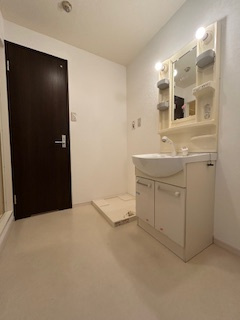 成晃マンションの洗面所|スペースが確保できる洗面所です