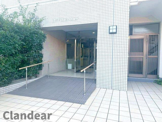 北千住ビューハイツのエントランス|ドキドキの新生活も、安心してスタート。ぴったりの住まいを見つけませんか？クランディアが一緒に住まい選びをサポートします‼　まずは、お気軽にお問合せください　＃クランディア