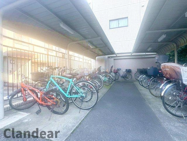 北千住ビューハイツの駐輪場|ドキドキの新生活も、安心してスタート。ぴったりの住まいを見つけませんか？クランディアが一緒に住まい選びをサポートします‼　まずは、お気軽にお問合せください　＃クランディア