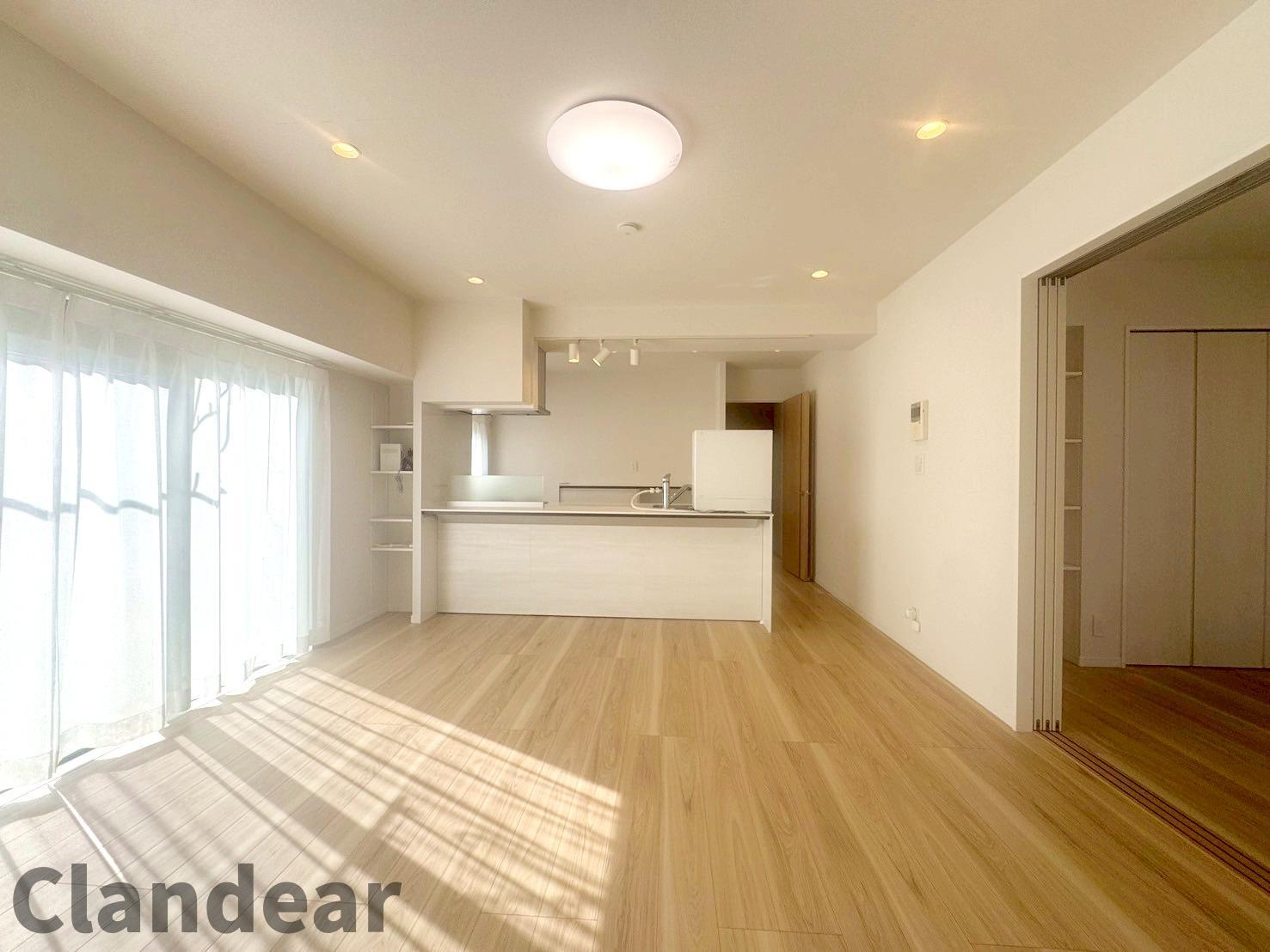 北千住ビューハイツの居間・リビング|ドキドキの新生活も、安心してスタート。ぴったりの住まいを見つけませんか？クランディアが一緒に住まい選びをサポートします‼　まずは、お気軽にお問合せください　＃クランディア