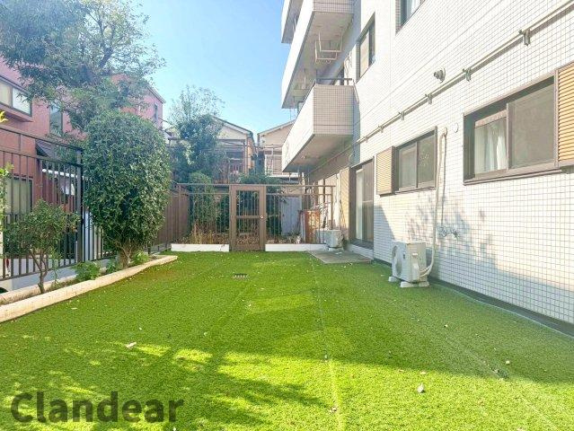 北千住ビューハイツの庭|ドキドキの新生活も、安心してスタート。ぴったりの住まいを見つけませんか？クランディアが一緒に住まい選びをサポートします‼　まずは、お気軽にお問合せください　＃クランディア
