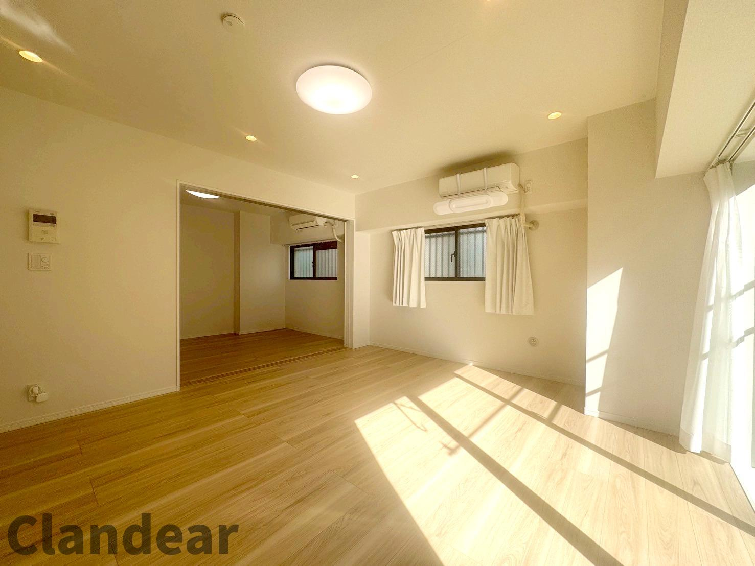 北千住ビューハイツの居間・リビング|ドキドキの新生活も、安心してスタート。ぴったりの住まいを見つけませんか？クランディアが一緒に住まい選びをサポートします‼　まずは、お気軽にお問合せください　＃クランディア