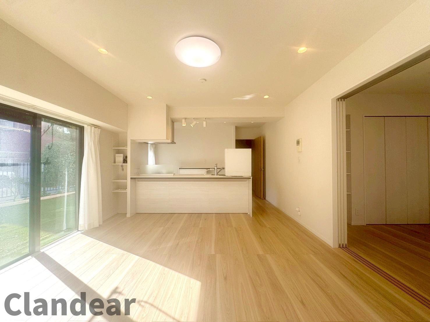 北千住ビューハイツの居間・リビング|ドキドキの新生活も、安心してスタート。ぴったりの住まいを見つけませんか？クランディアが一緒に住まい選びをサポートします‼　まずは、お気軽にお問合せください　＃クランディア