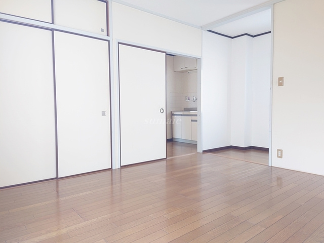 大平マンションの居間・リビング|窓側からのアングルです☆