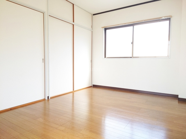 大平マンションの寝室|窓側からのアングルです☆