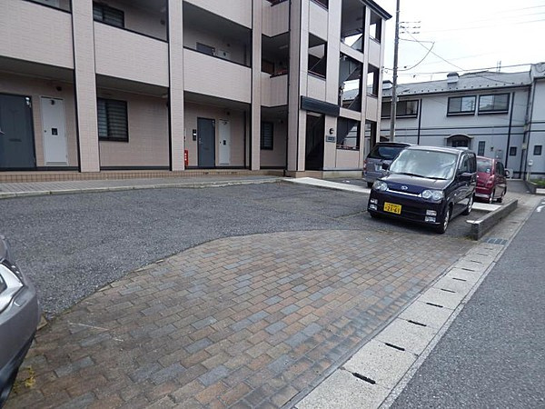 千葉市中央区白旗３丁目の賃貸マンションのエントランス