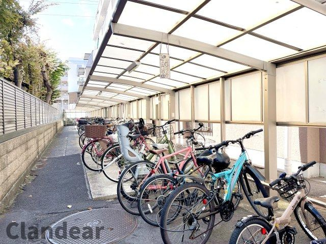 タウンハイツ亀有2号棟の駐輪場|ドキドキの新生活も、安心してスタート。ぴったりの住まいを見つけませんか？クランディアが一緒に住まい選びをサポートします‼　まずは、お気軽にお問合せください　＃クランディア