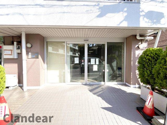 タウンハイツ亀有2号棟のエントランス|ドキドキの新生活も、安心してスタート。ぴったりの住まいを見つけませんか？クランディアが一緒に住まい選びをサポートします‼　まずは、お気軽にお問合せください　＃クランディア