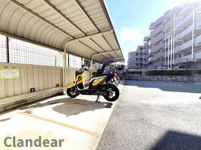 タウンハイツ亀有2号棟の駐車場|ドキドキの新生活も、安心してスタート。ぴったりの住まいを見つけませんか？クランディアが一緒に住まい選びをサポートします‼　まずは、お気軽にお問合せください　＃クランディア