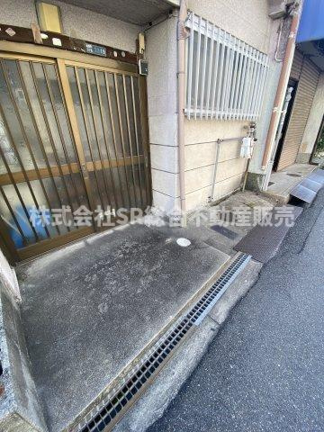 岩田町3丁目中古テラスハウスのその他共用部分|自転車を置けるスペースがあります。