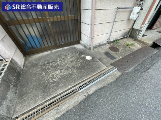 岩田町3丁目中古テラスハウスのその他共用部分|自転車を置けるスペースがあります。
