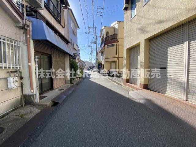 岩田町3丁目中古テラスハウスの前面道路含む現地写真|人気のエリアで賃貸需要も高く、想定家賃が6万円・想定利回りが約12％です。